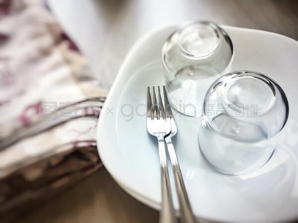 晚餐餐桌的艺术 从摆桌到小吃服务的精致呈现